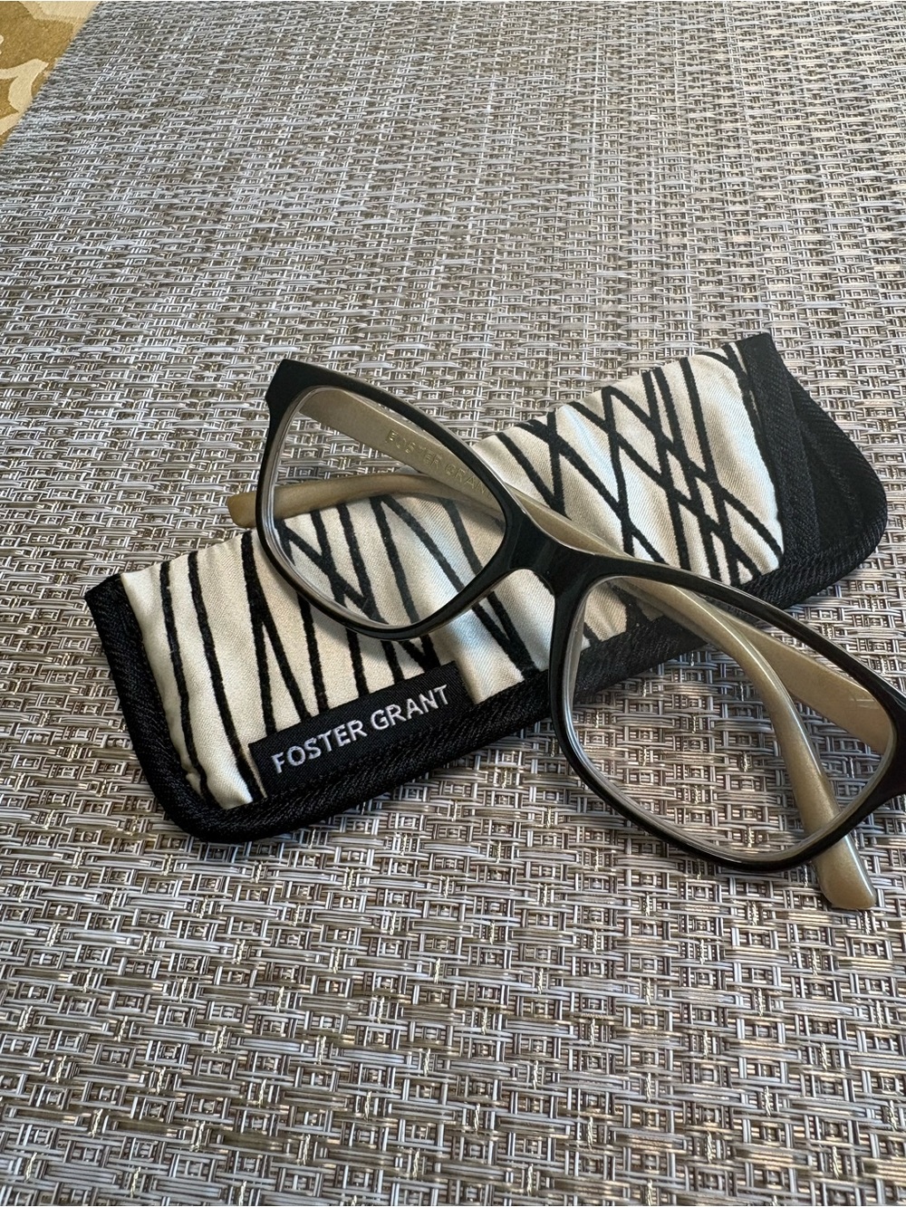 Foster Grant Black Reading Glasses with Black & White Patterned Case